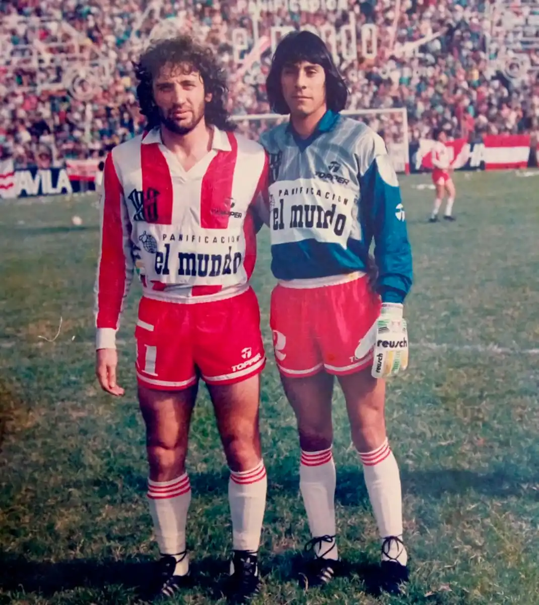 EN LOS 90. Daniel Bini junto al arquero Quiñoñes