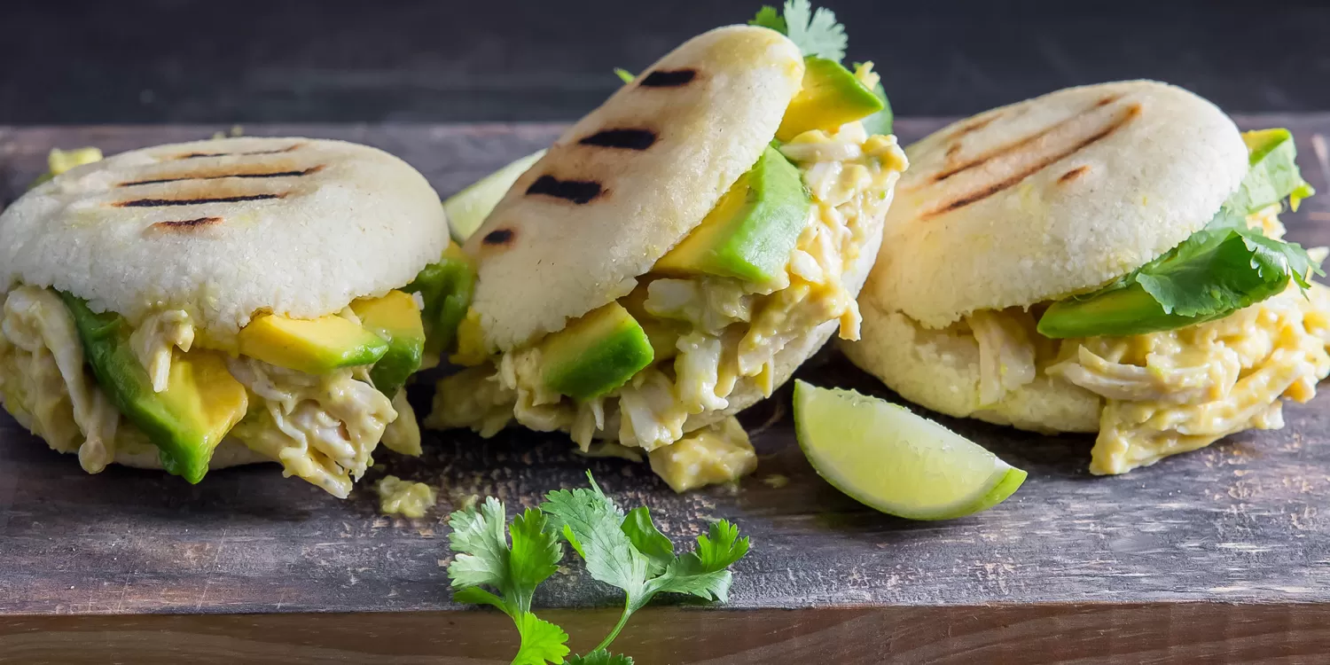 Las arepas son un plato tradicional de la gastronomía venezolana. Pueden ser rellenadas con una infinidad de ingredientes.