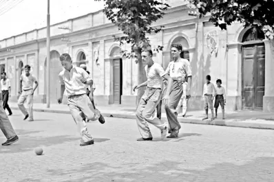 Hojeando el diario: el fútbol, la yuta y los recuerdos de Juan Heller