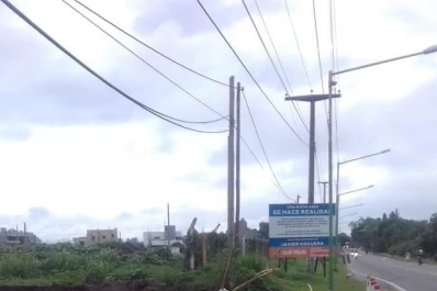 En Tafí Viejo se formó una pileta llena de botellas plásticas junto a la calle Constitución al 1.700