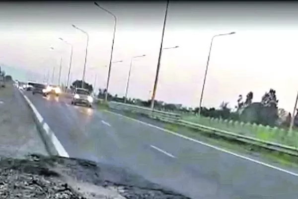 Tragedia por un bache en la autopista
