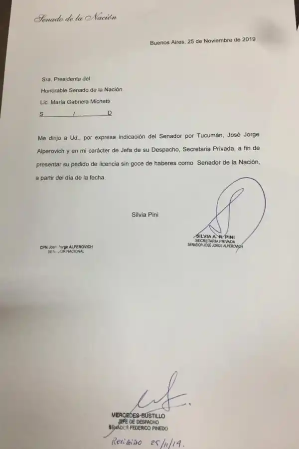 PRIMERA MISIVA. La secretaria privada del senador, Silvia Pini, ratifica el pedido de la otra carta a Michetti.