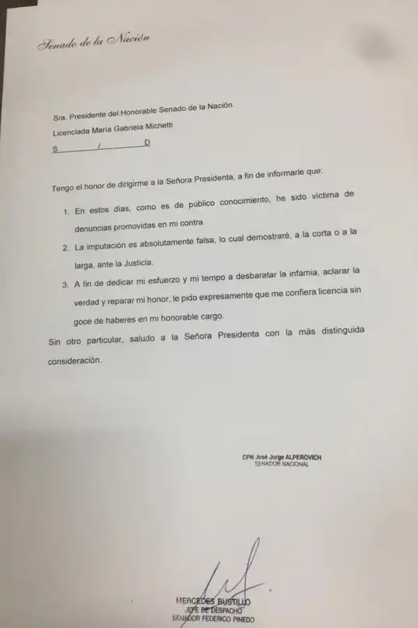 SEGUNDA MISIVA. En una de las notas, el senador Alperovich pide licencia y se considera una “víctima”. 