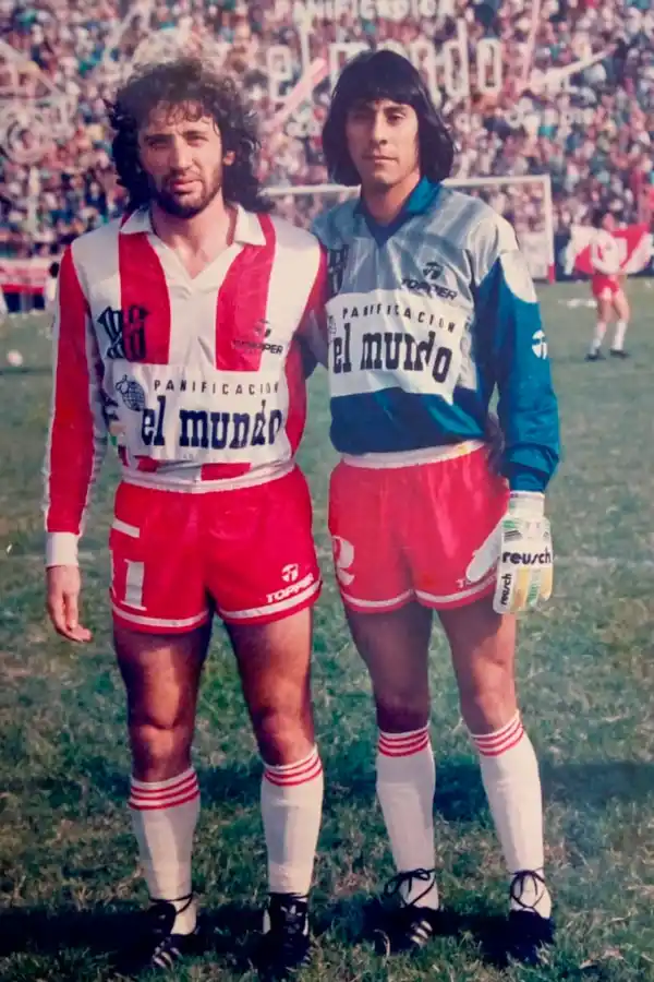 EN LOS 90. Daniel Bini junto al arquero Quiñoñes