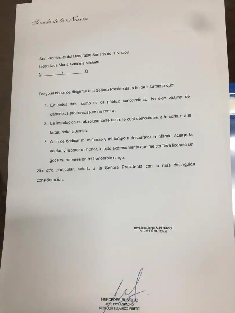 SEGUNDA MISIVA. En una de las notas, el senador Alperovich pide licencia y se considera una “víctima”. 
