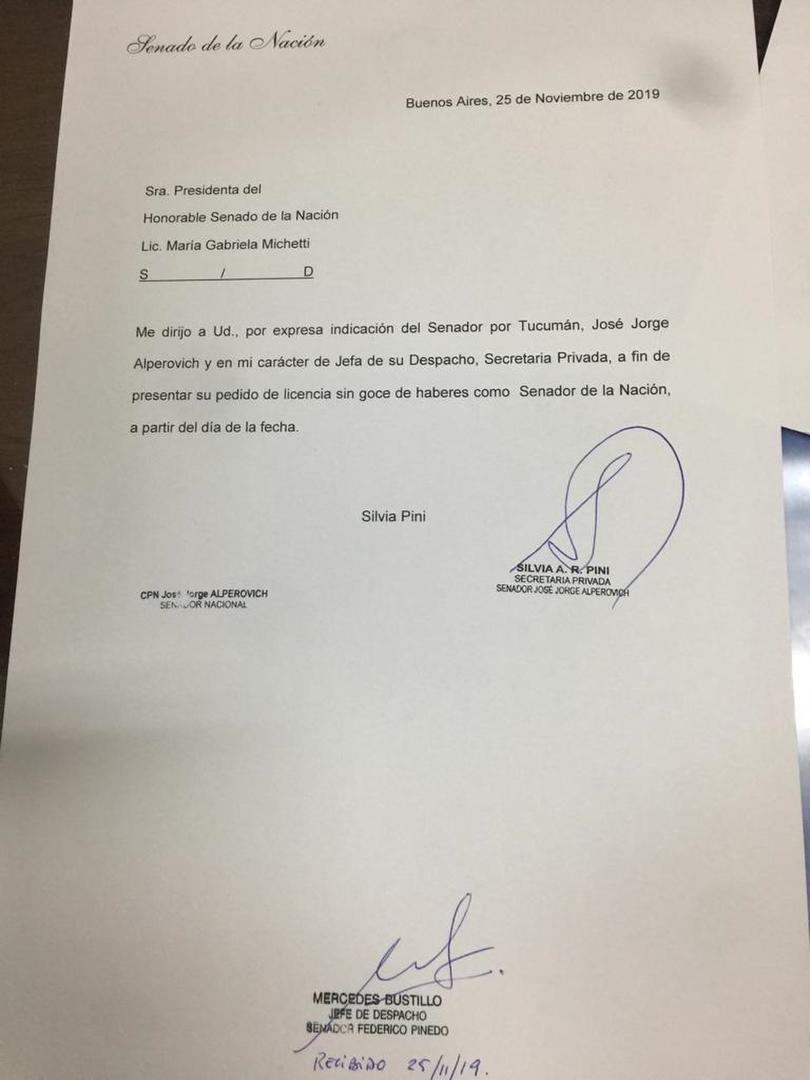PRIMERA MISIVA. La secretaria privada del senador, Silvia Pini, ratifica el pedido de la otra carta a Michetti.
