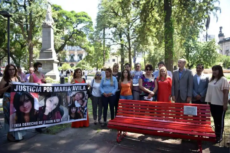 BANCO ROJO. Fue pintado en la plaza Independencia. 