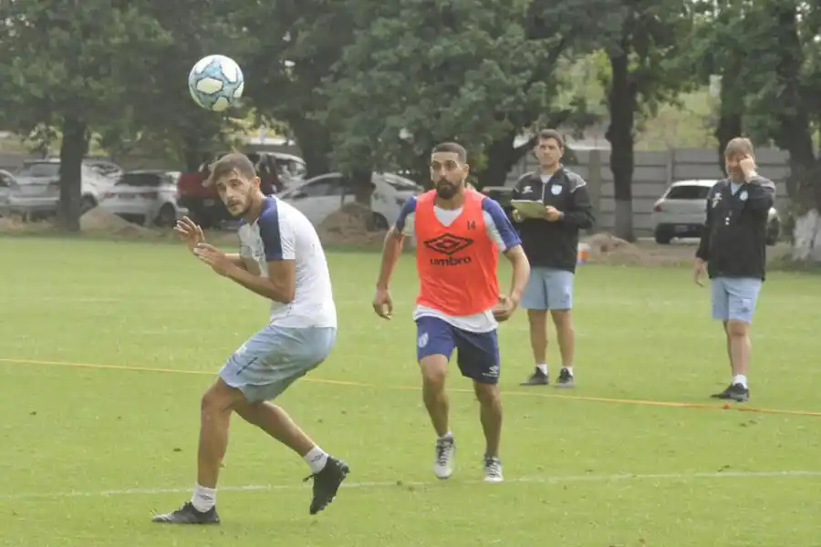 ¿VUELVE? Bravo jugaría como titular ante Estudiantes tras la expulsión de Erbes. 