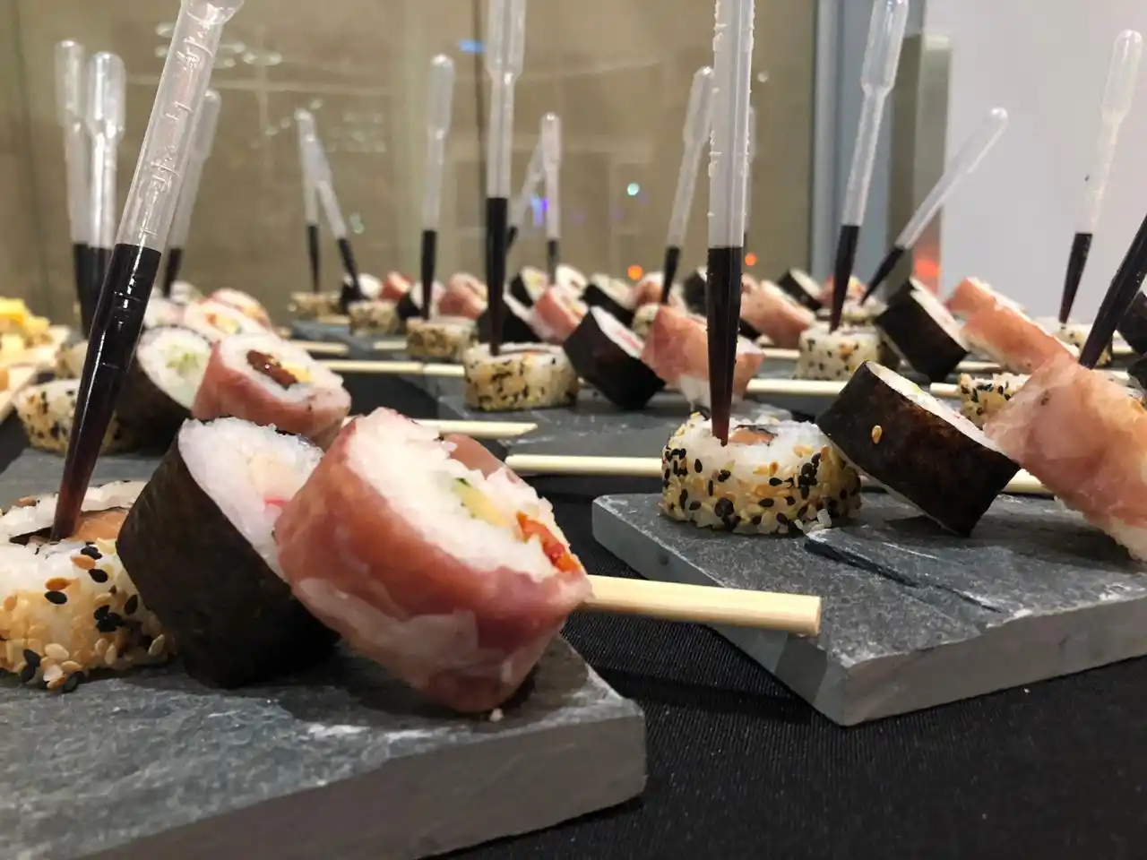 CATERING. Sushi con goteros de salsa de soja.