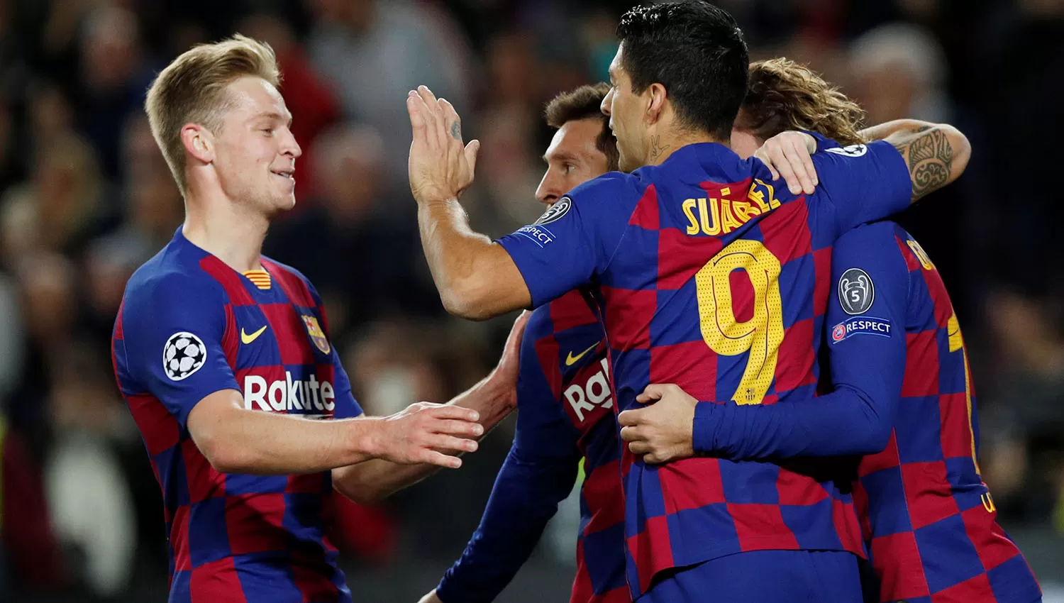 Conexión goleadora: el abrazo de Messi, Griezmann y Suárez. De Jong se asocia al festejo. (Reuters)