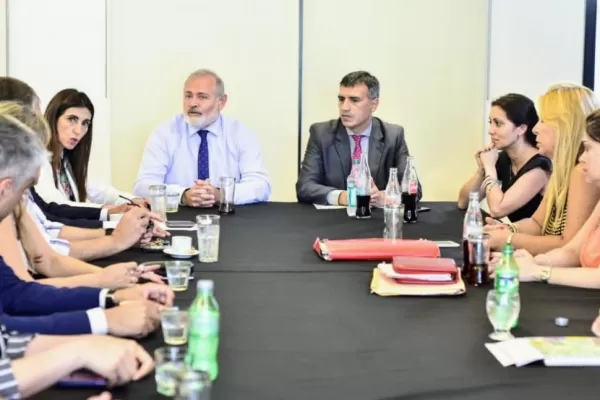 Vargas Aignasse tiende la  mano al Colegio de Abogados