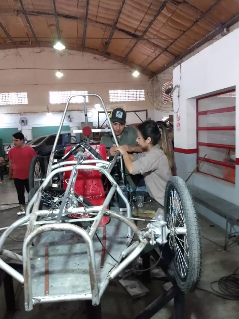 EN PLENA TAREA. Los estudiantes ultiman detalles en el armado del coche. FOTOS DE SILVIO SBROCCO 