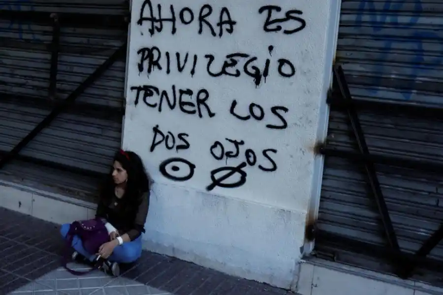 CEGUERA SOCIAL Uno de los actos más repudiados de  los cometidos  por quienes reprimían las protestas fueron los disparos a la cara de los manifestantes. De hecho, un comunicado de la Sociedad Chilena de Oftalmología resaltando el “inédito número de pacientes con lesiones oculares graves” ayudó a suspender la utilización de balines o perdigones para dispersar manifestantes. Pero antes de eso, las paredes gritaron el horror de la ceguera del Estado