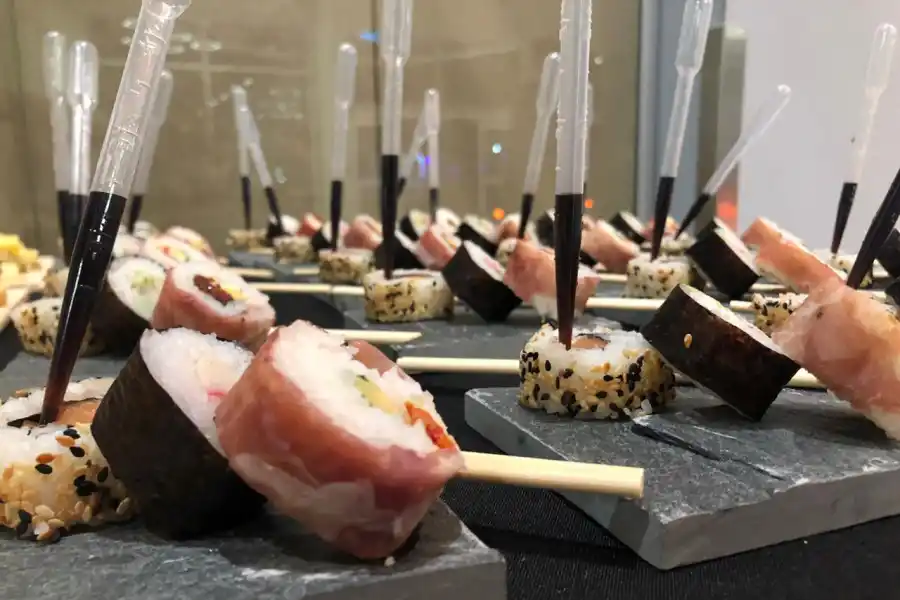 CATERING. Sushi con goteros de salsa de soja.