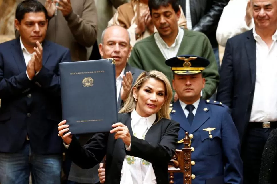 LLAMADO. La presidenta interina muestra la ley de convocatoria a comicios. reuters
