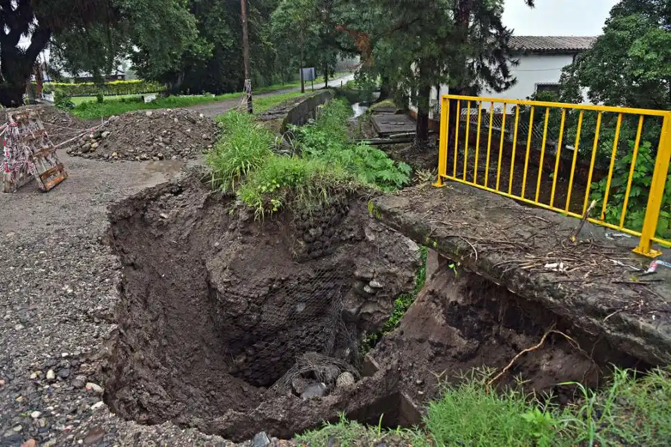 CONCEPCIÓN. Así quedó el puente que cruza el río Chirimayo.