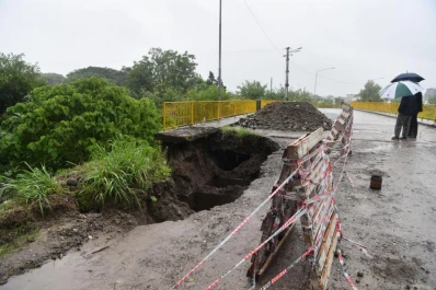 Concepción: viven a 3 km del centro, pero se rompió el puente y ahora recorren 7