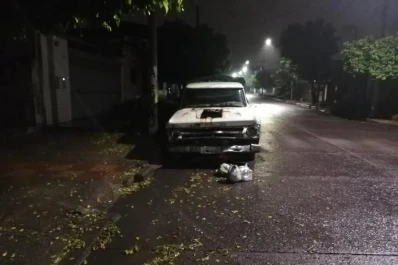 Camioneta abandonada  en calle Matienzo al 200, en La Ciudadela