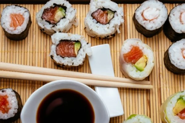 ¿Sushi a $90? Un outlet de comidas promete revolucionar las apps de delivery