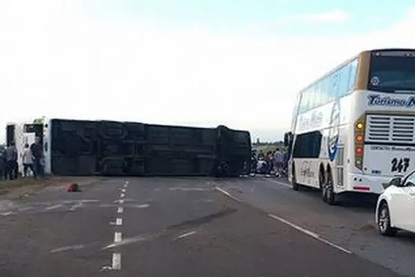 Volcó un colectivo con estudiantes y murieron dos nenas