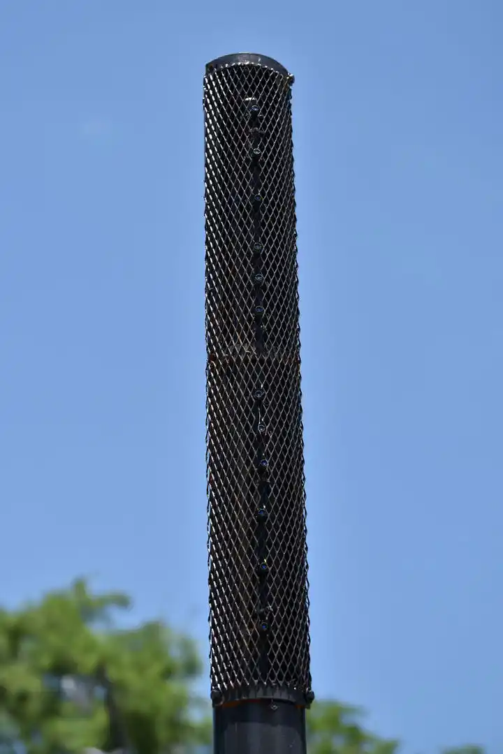 DETALLES DE UN PARQUE DIFERENTE. El parque cuenta con aspersores que se prenden cuando hace calor para humedecer y refrescar el aire.