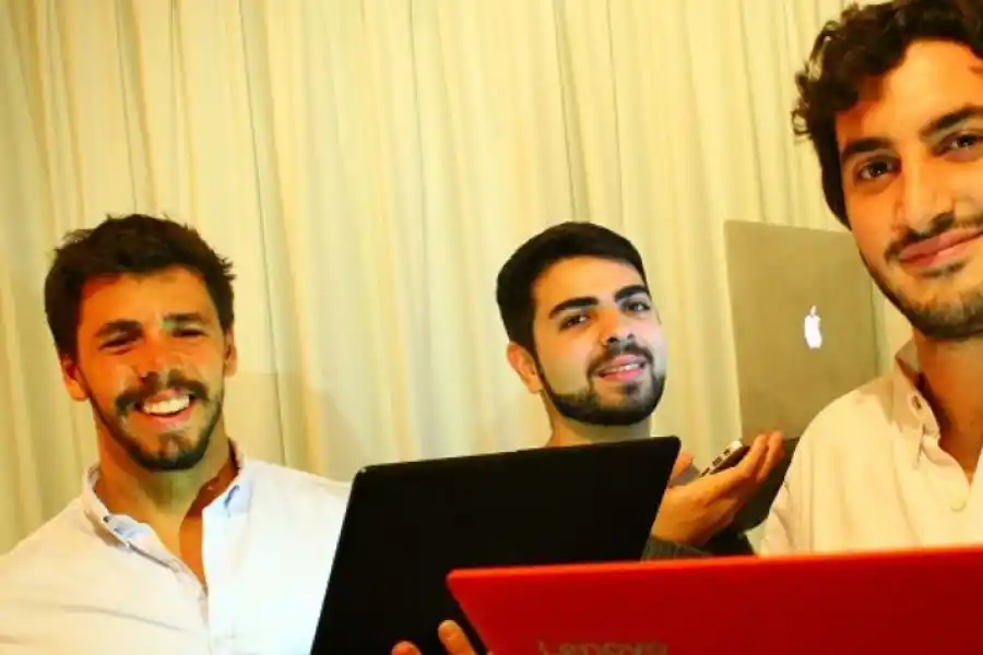 Santiago Guglielmetti (a la derecha) ideó con otros dos amigos Winim, la app para ahorrar y reducir el desperdicio de comida.