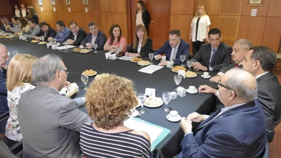 COMISIÓN DE HACIENDA. Garvich -a la cabecera de la mesa-, junto a Amado y Ruiz Olivares, en la reunión de ayer. prensa legislatura 