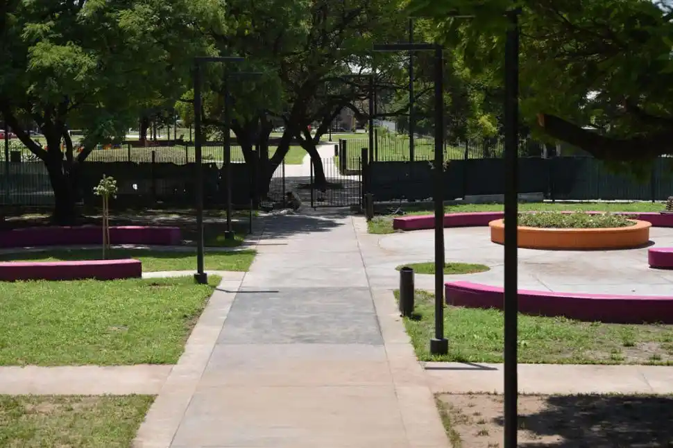 El parque está rodeado por rejas.