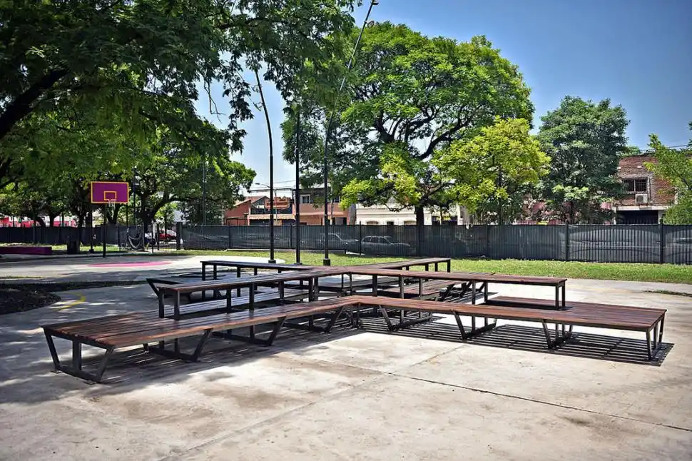 El parque posee bancos comunitarios.