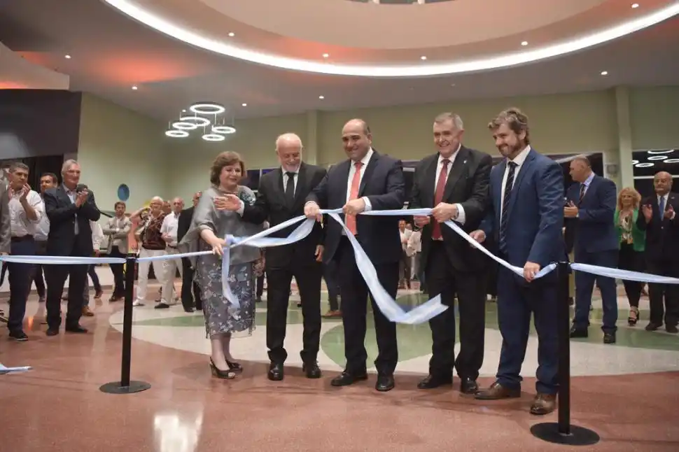 El matrimonio Gómez Pardo, Manzur, Jaldo y Campero cortan la cinta.