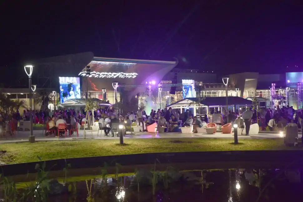 Una postal del mega centro tomada desde la zona del lago interno.
