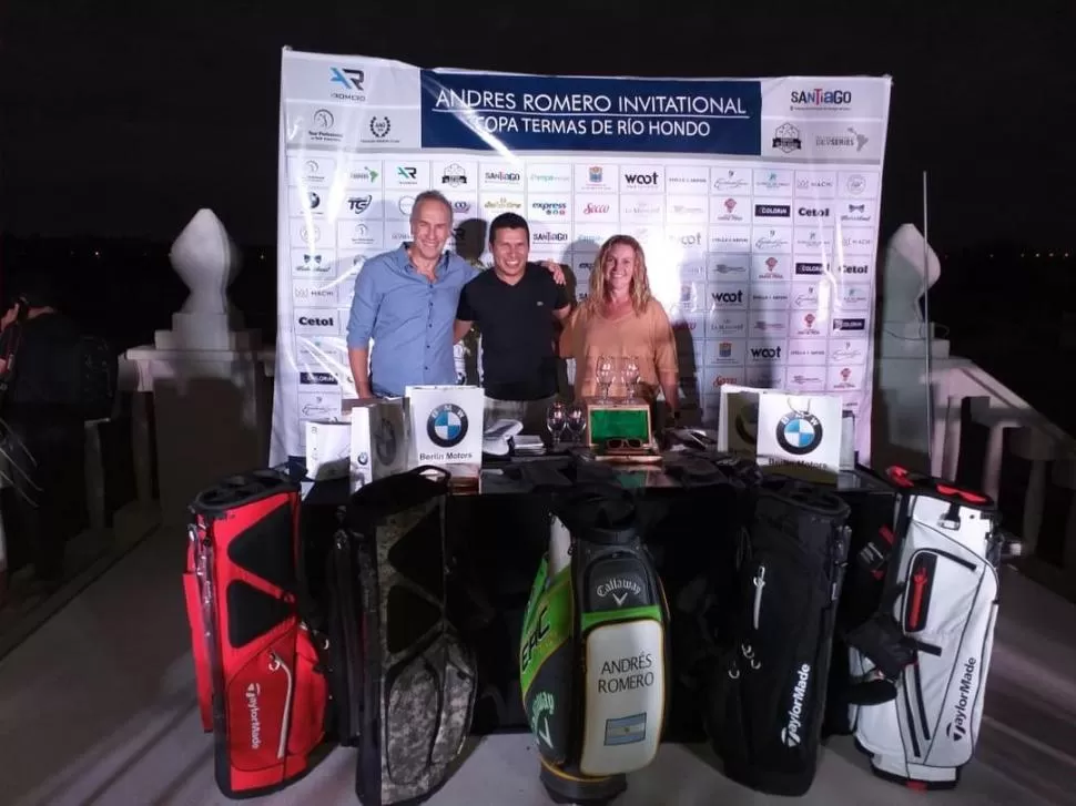 ACOMPAÑADO. “Pigu” junto a Mariana Mindlin y el empresario Marcelo Mindlin durante la premiación del Pro Am que tuvo lugar ayer en el circuito de Las Termas. foto facundo nuñez