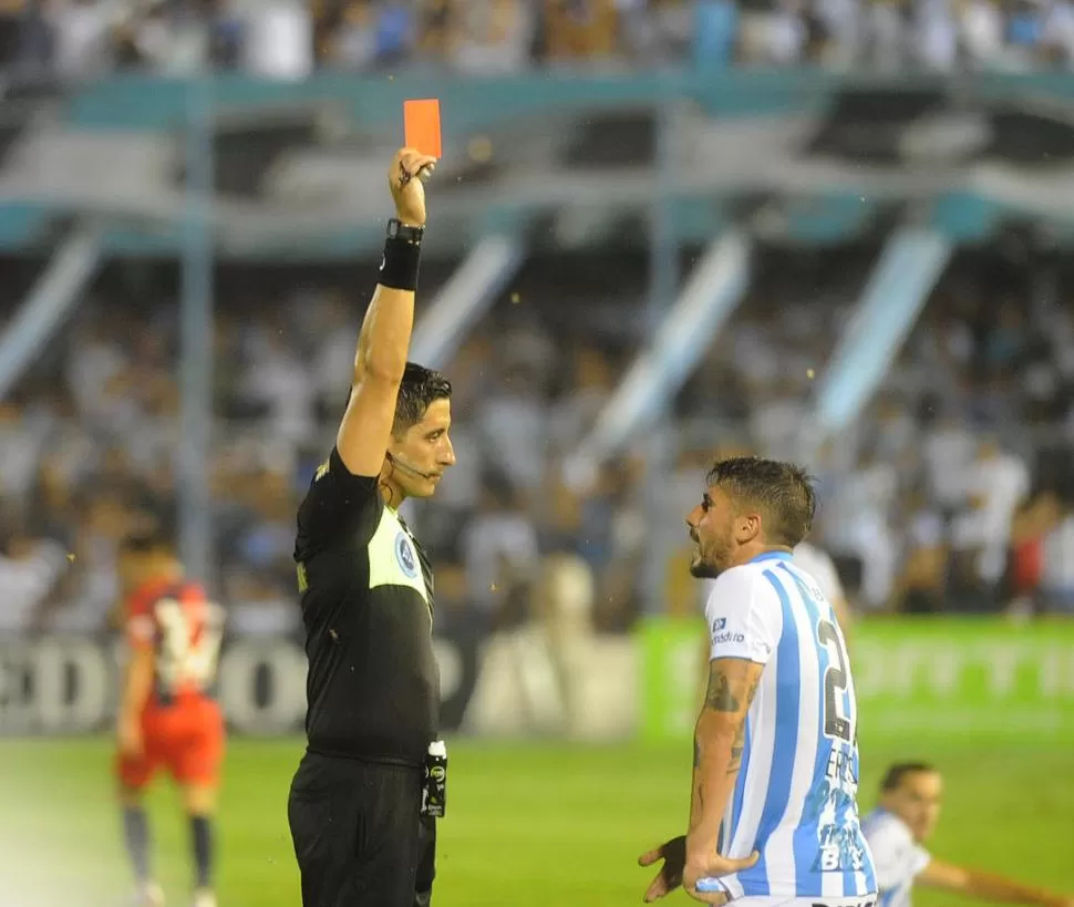  ADIÓS, CRISTIAN. Falcón Pérez le muestra la roja a Erbes que protestó la sanción, ya que según él “no tocó” al jugador rival.