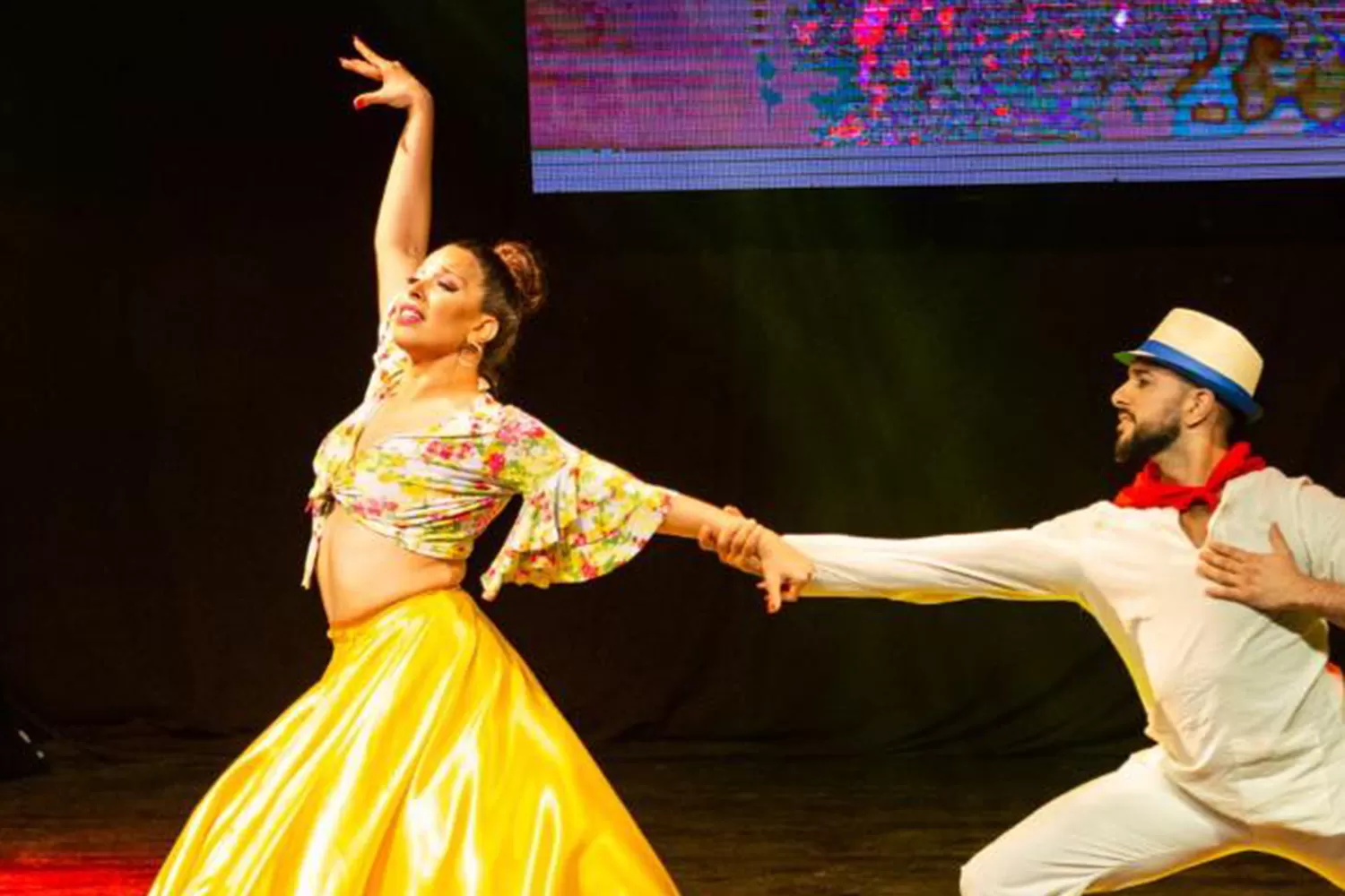 Salsa y bachata: fiesta con shows y coreografías