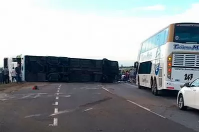 El chofer del colectivo que volcó en Ruta 2 dijo que hubo falla mecánica