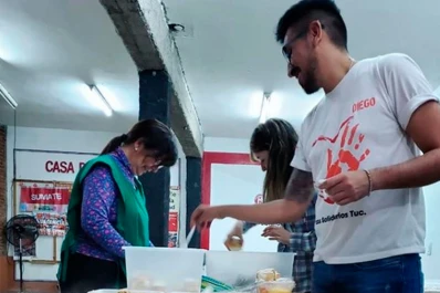 Preparan comida a gente en situación de calle y necesitan donaciones para seguir ayudando