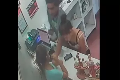Video: una pareja entró a un local, encañonó a la empleada, robó y se dejó un celular