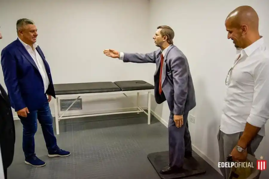 VISITA OFICIAL. “Chiqui” Tapia en UNO, junto a Verón y la estatua de Bilardo. 