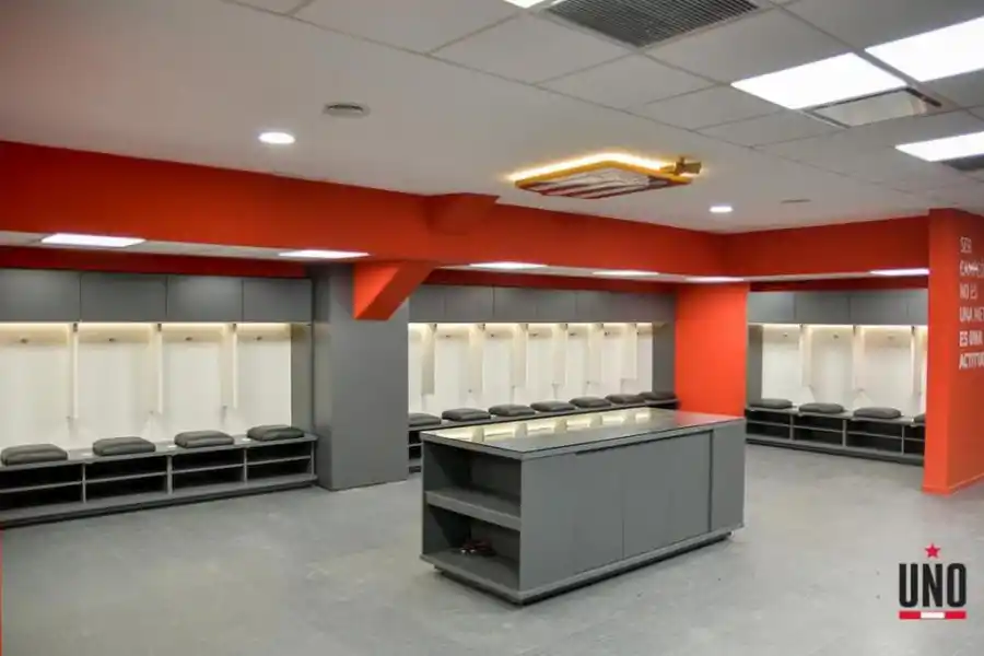 MUY AMPLIO. Los vestuarios tienen todas las comodidades posibles en UNO.