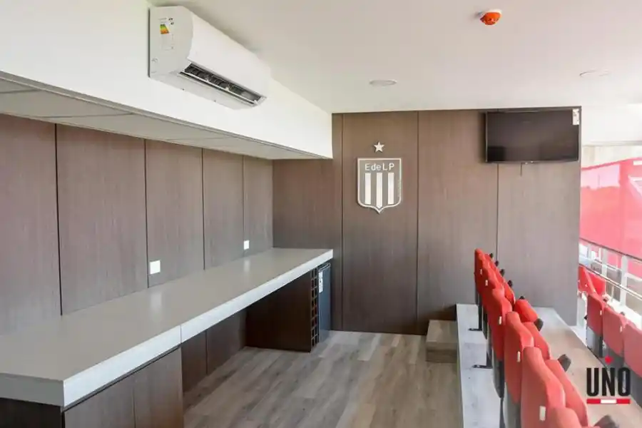 DESDE ADENTRO. Uno de los palcos, con aire acondicionado y un televisor.