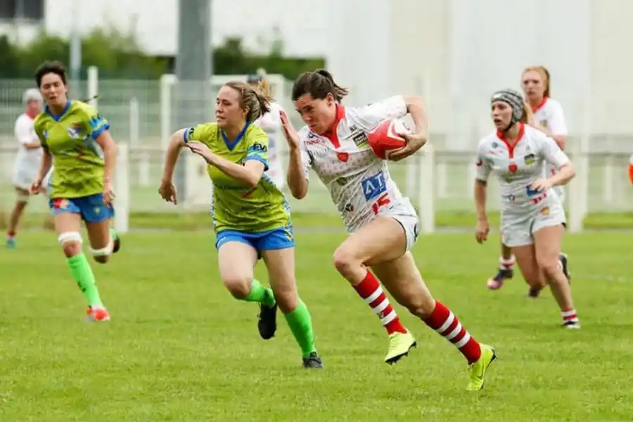 CONDUCCIÓN. En Francia, además de correr, le tocó aprender a ser medio scrum. 