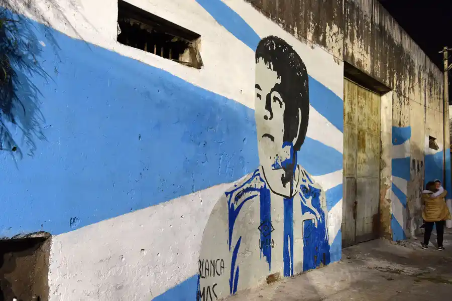 Las paredes cercanas al Monumental reflejan el amor de los hinchas por 