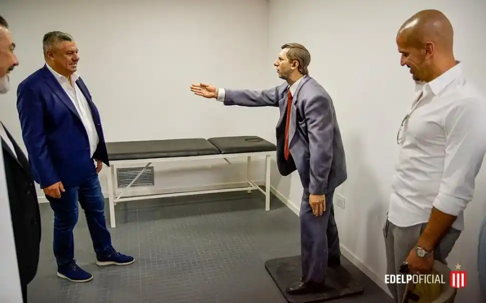 VISITA OFICIAL. “Chiqui” Tapia en UNO, junto a Verón y la estatua de Bilardo. 