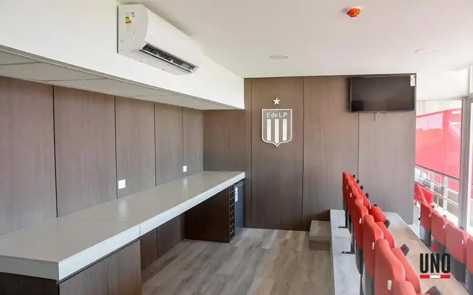 DESDE ADENTRO. Uno de los palcos, con aire acondicionado y un televisor.