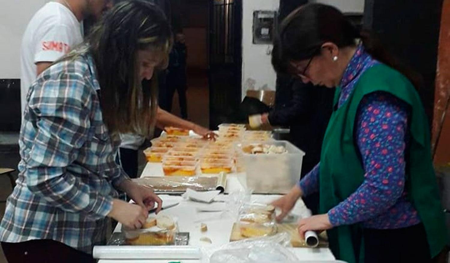 Preparan Comida A Gente En Situación De Calle Y Necesitan Donaciones Para Seguir Ayudando 0056