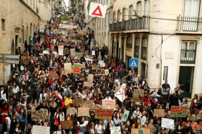 Estudiantes protestan en todo el mundo por el cambio climático