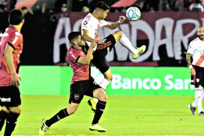 River se recuperó a tiempo, ganó en Rosario y se prendió en la pelea