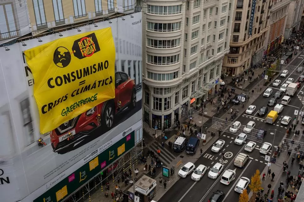 CONSECUENCIAS ECOLOGICAS. Greenpeace boicoteó el Black Friday en Madrid con una gran pancarta, para denunciar el consumo excesivo del Viernes Negro. 