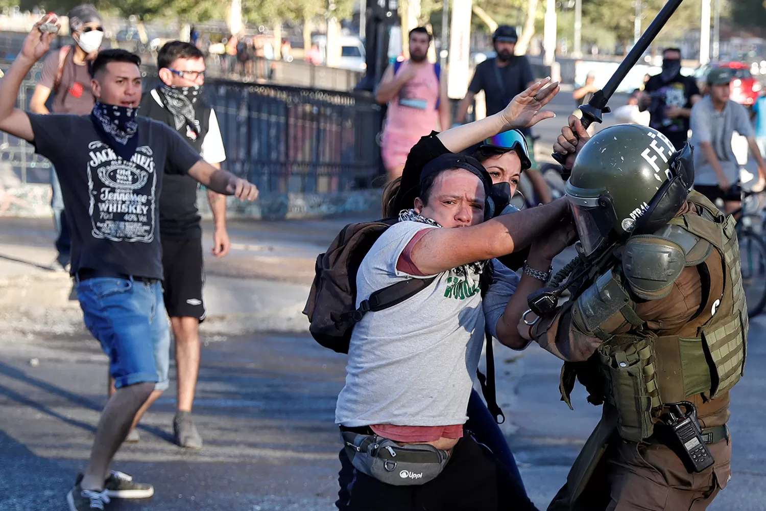 Al menos 37 personas fueron detenidas en las protestas callejeras en Santiago.