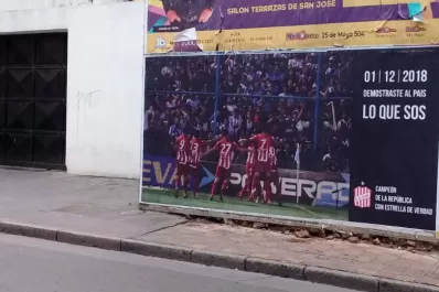 Empapelaron la ciudad para recordar la victoria de San Martín en el clásico